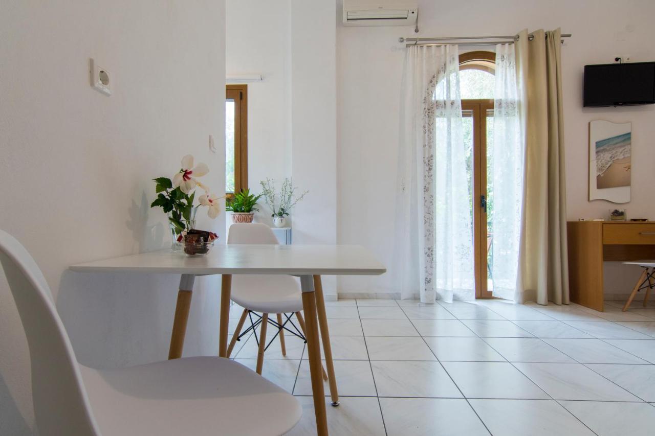 Natsios Apartments Vlachopoulatika Bagian luar foto